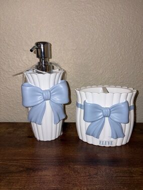 Elevé Bow Bathroom Set Soap Dispenser Toothbrush Holder Blue